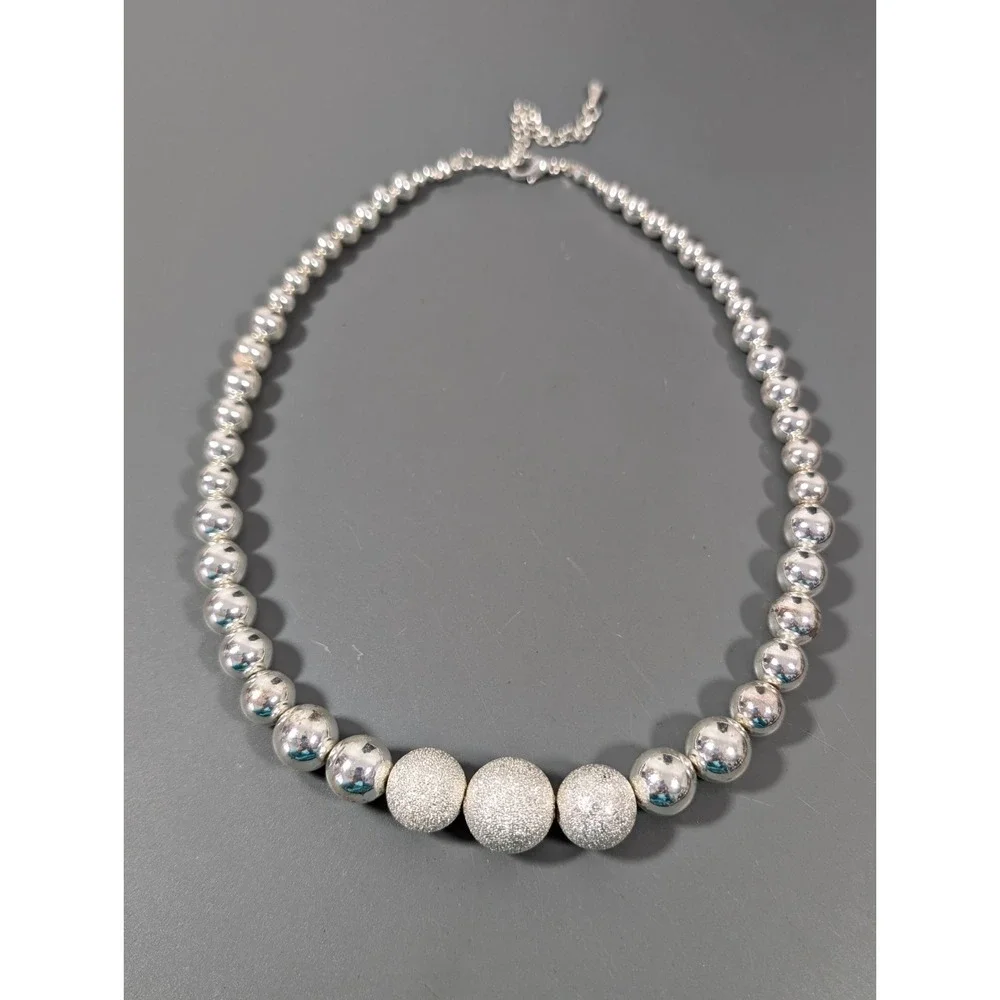 Silver Tone Textured Graduated Bead Necklace‎ Retro 19 in Elegant Lightweight